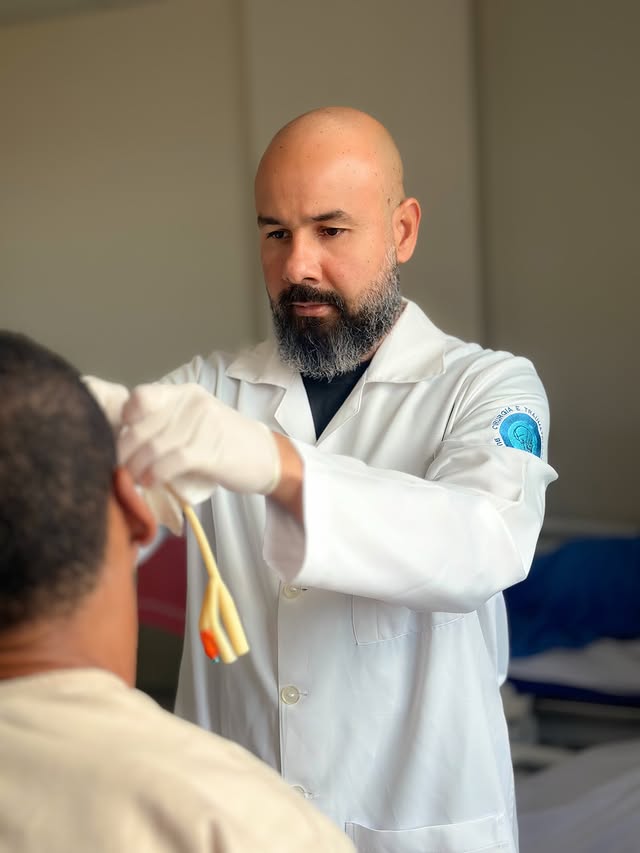 Foto do Dr. Ramon Mendes em atendimento odontológico em Jequié