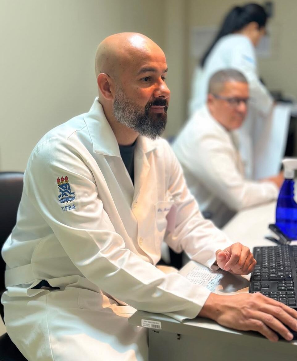 Foto do Dr. Ramon Mendes em atendimento odontológico em Jequié 2